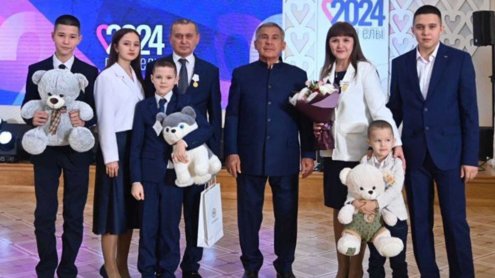 члены семьи. семья на английском. игры для малышей английский язык семья. My family карточки для детей. тема family игры.