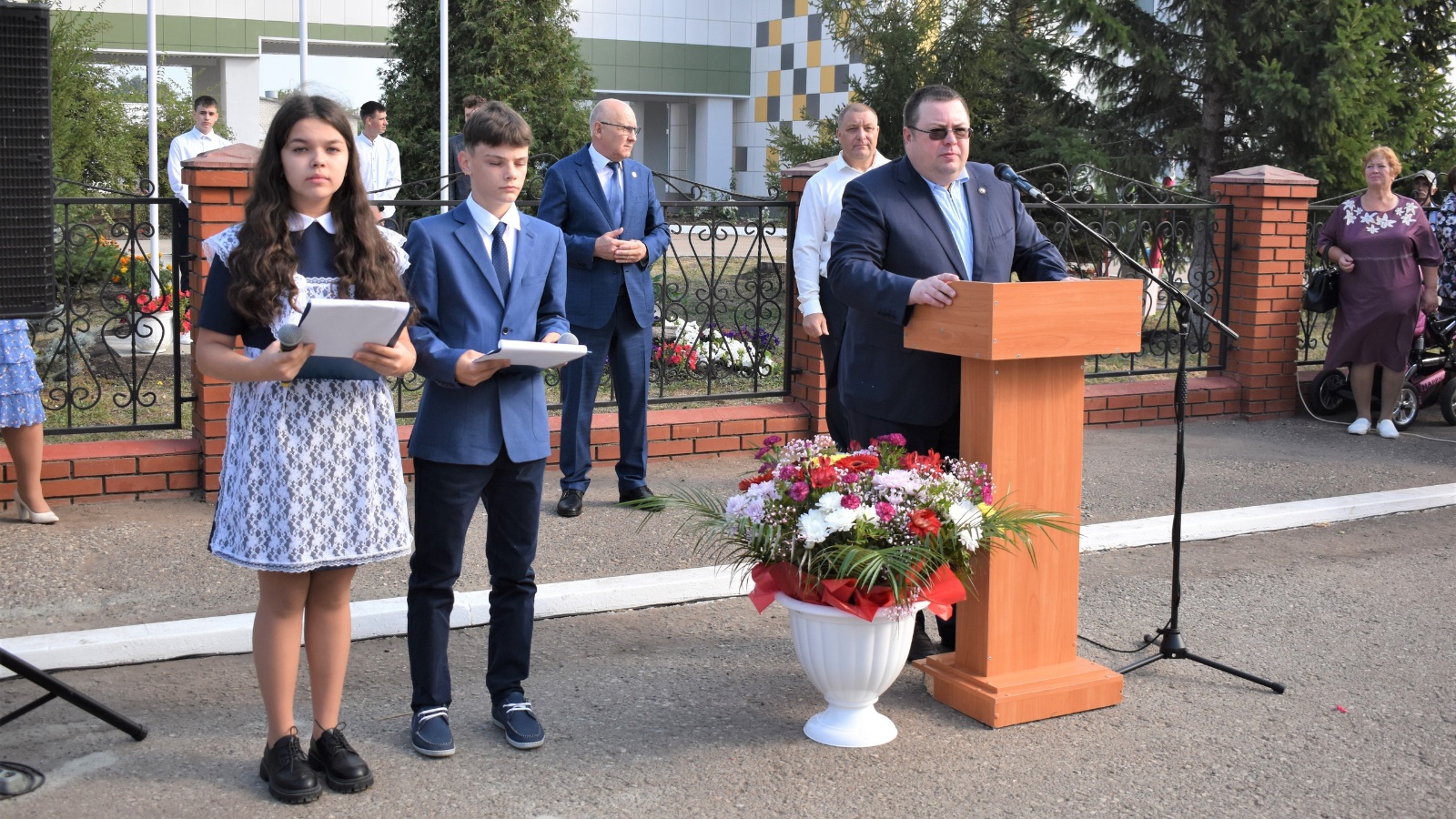 Знаниям и патриотизму научит школа | 01.09.2022 | Алексеевское - БезФормата