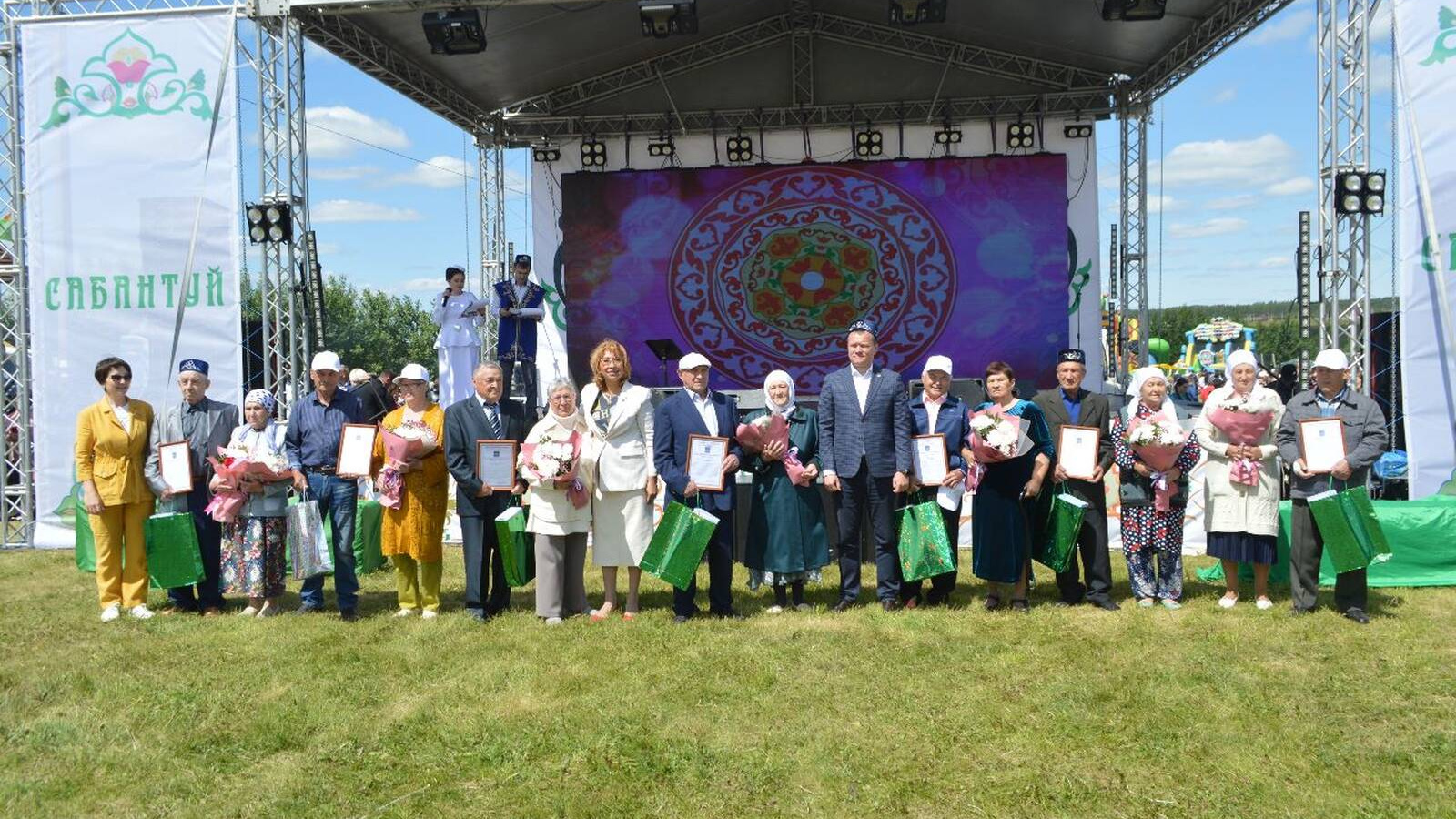 В Рыбной Слободе поздравили семьи | 14.06.2023 | Рыбная Слобода - БезФормата