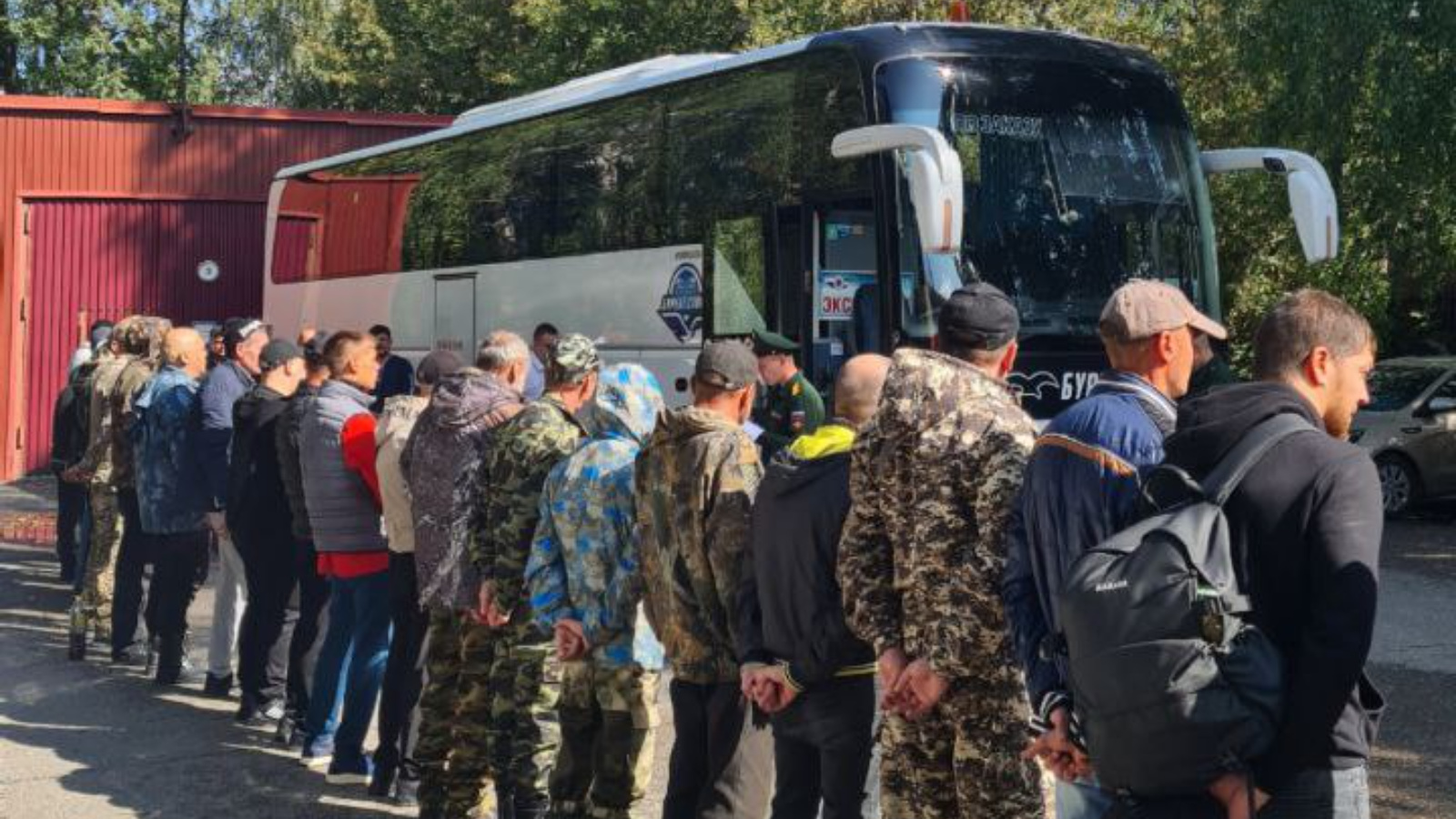 В Альметьевске прошла отправка бойцов | 29.08.2023 | Альметьевск -  БезФормата