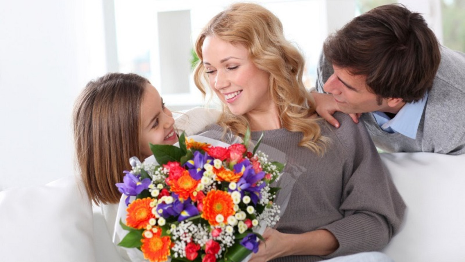 Подарила мужу дочку. Дарю букет цветов. Букет для мамы. Ребенок дарит цветы маме. Мужчина дарит букет цветов.