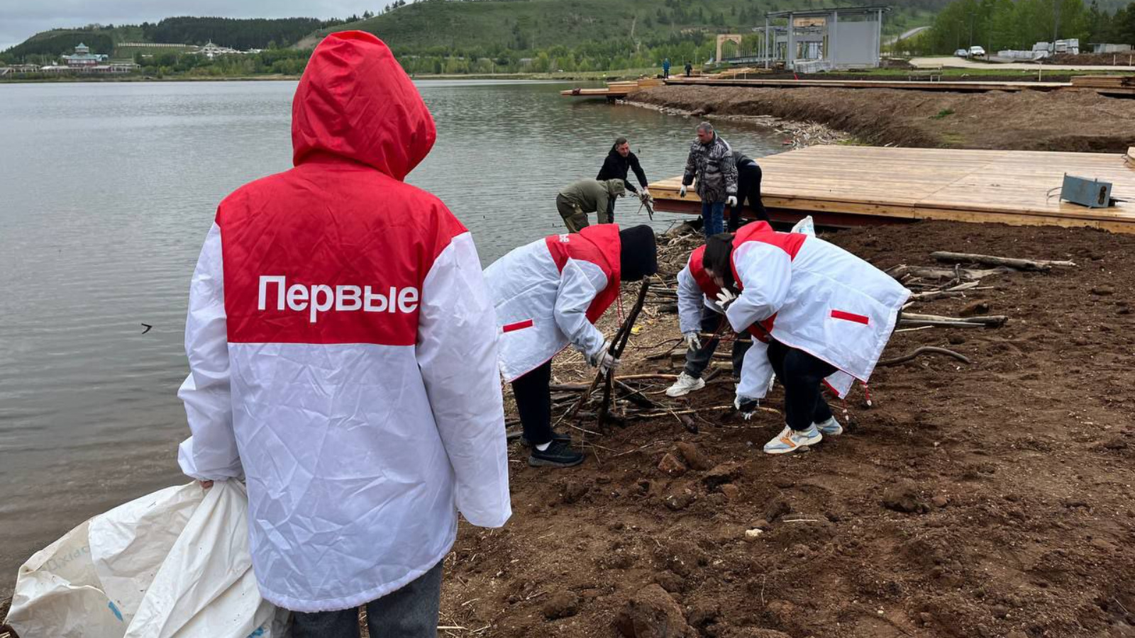 Субботники в Альметьевске продолжаются  