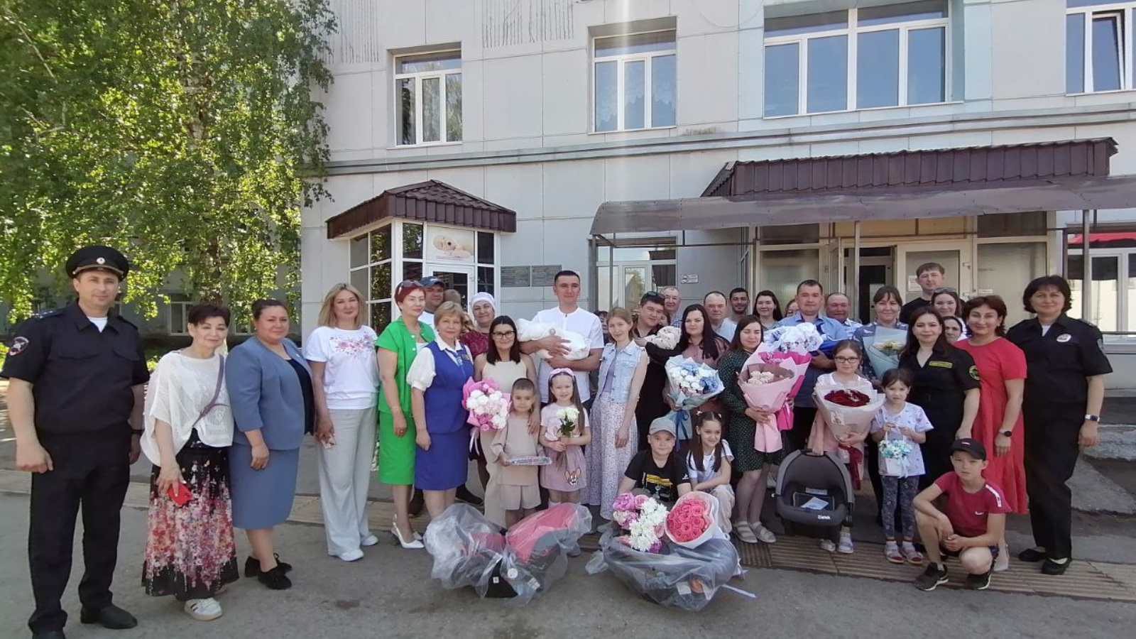 В День защиты детей в Альметьевске новорождённым подарили автолюльки 