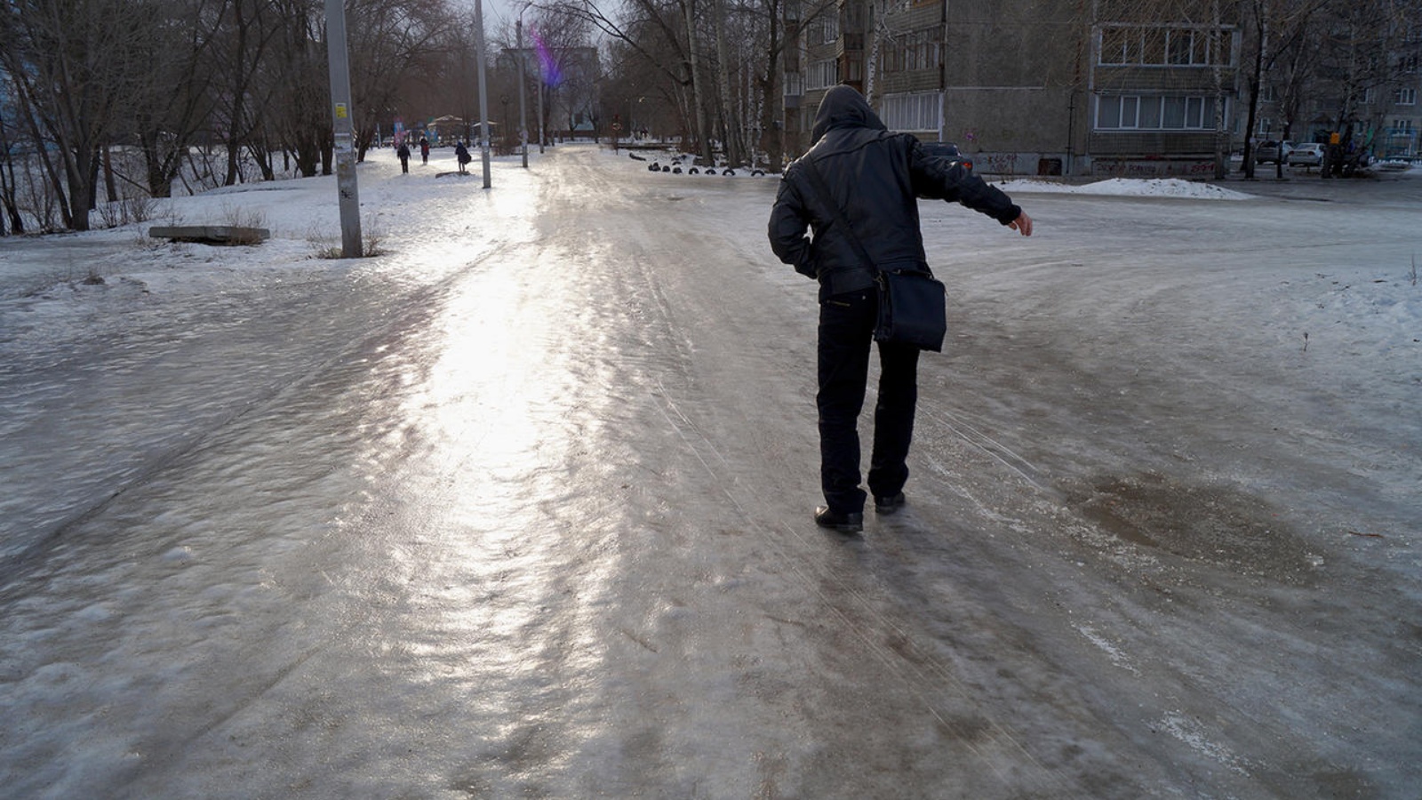 Скользкий тротуар. Гололед. Гололед в городе. Лед на дороге. Сильный гололед.