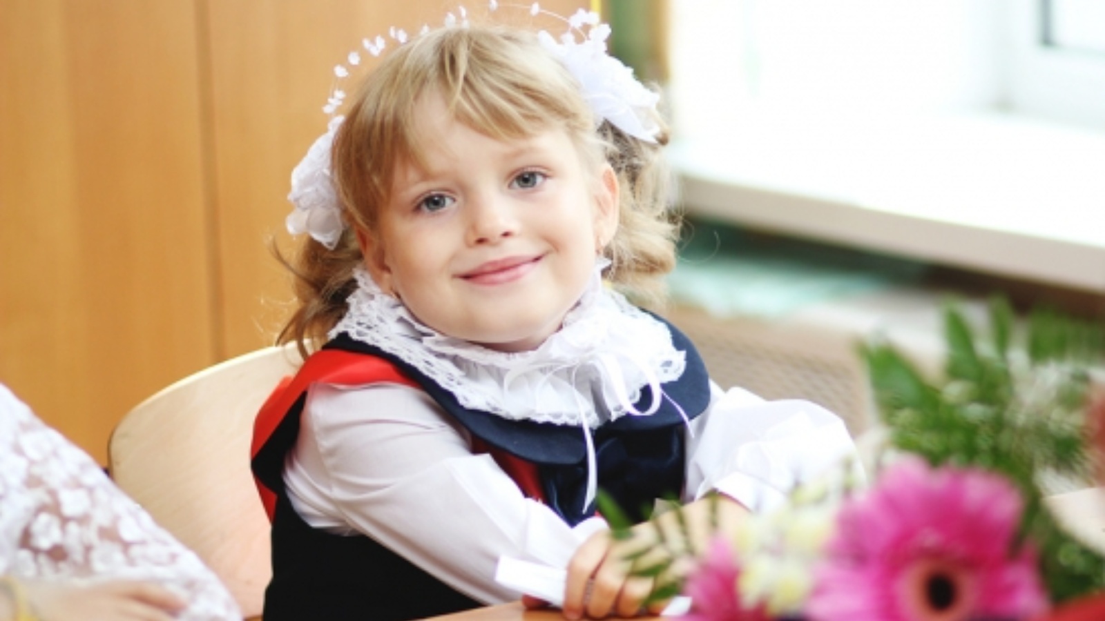 ученица. фотосъемка первоклассников. прически для первоклашек девочек. девочка первоклассница. маленькие первоклассницы.