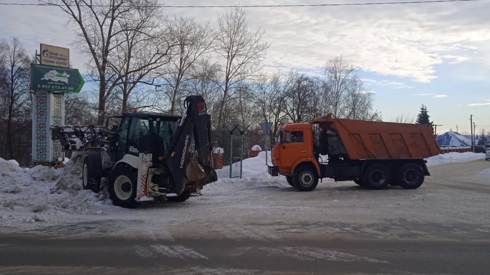 Вывоз снега с территории райцентра | 25.01.2023 | Верхний Услон - БезФормата