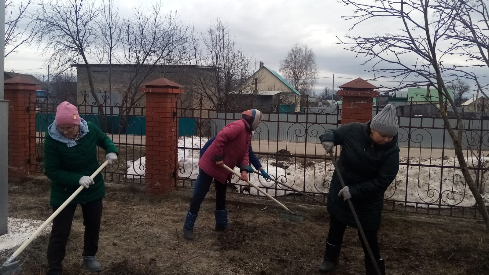 Первый весенний субботник провели сотрудники и проживающие «Лесхозского дома-интерната»  | 06.04.2023 | Богатые Сабы - БезФормата