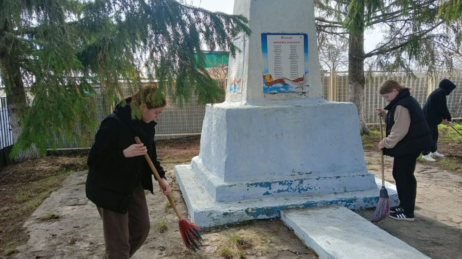 В преддверии великого праздника - Дня Победы прошли субботники около  памятников и обелисков во всех сельских поселениях района. | 04.05.2024 |  Большие Кайбицы - БезФормата