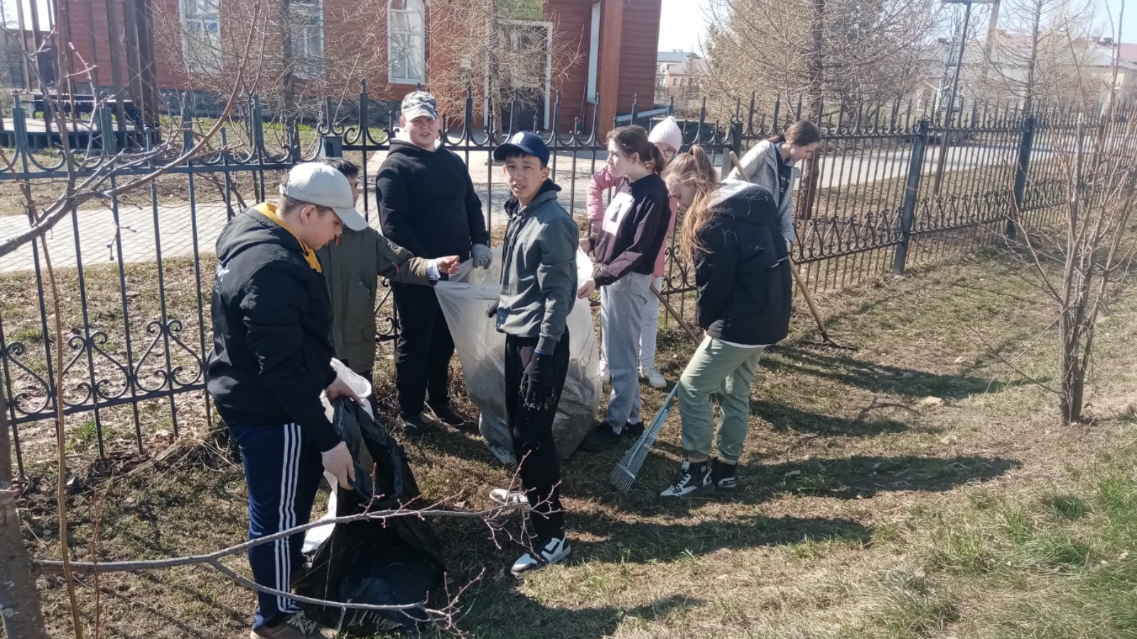 Учащиеся Камскоустьинской школы вышли на субботник | 13.04.2023 | Камское  Устье - БезФормата