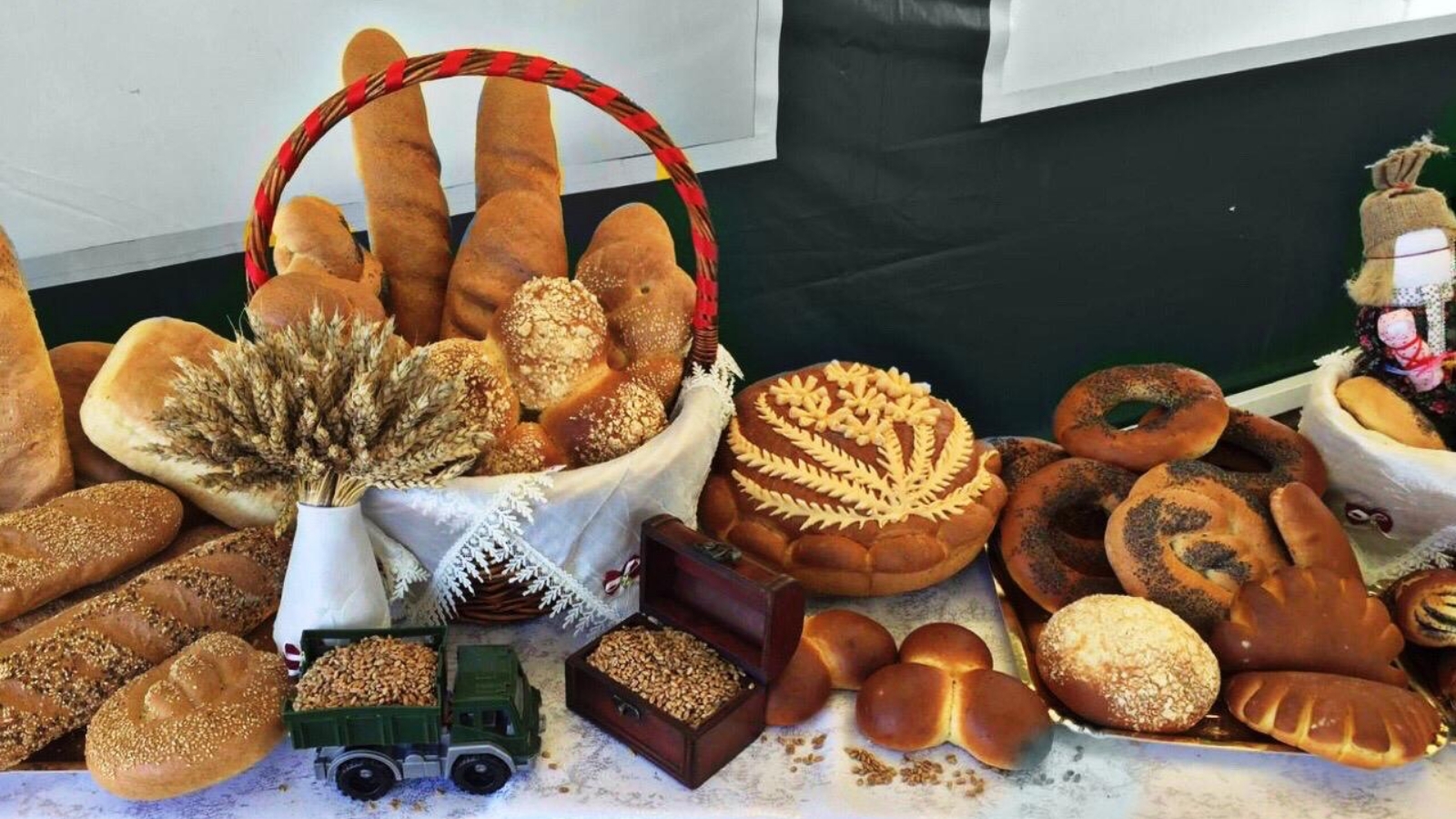 Хлеб и т д. Мензелинский хлебозавод. Хлебобулочные и кондитерские изделия. Украшение хлебобулочных изделий. Хлеб на праздничном столе.