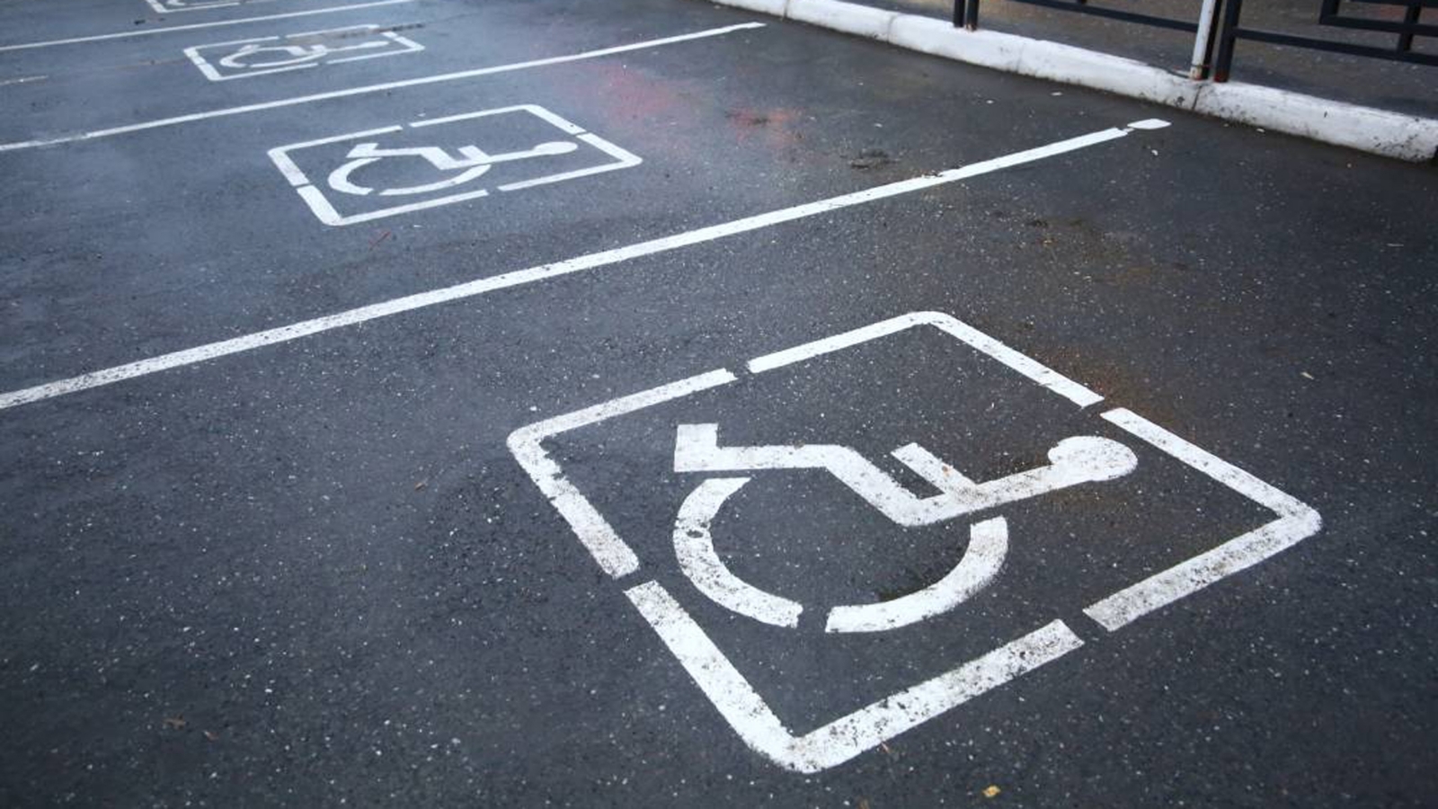 Машиноместа для инвалидов. Знак парковка для инвалидов. Разметка стоянка для инвалидов. Знак парковка для инвалидов на асфальте. Разметка мест для инвалидов на парковке.