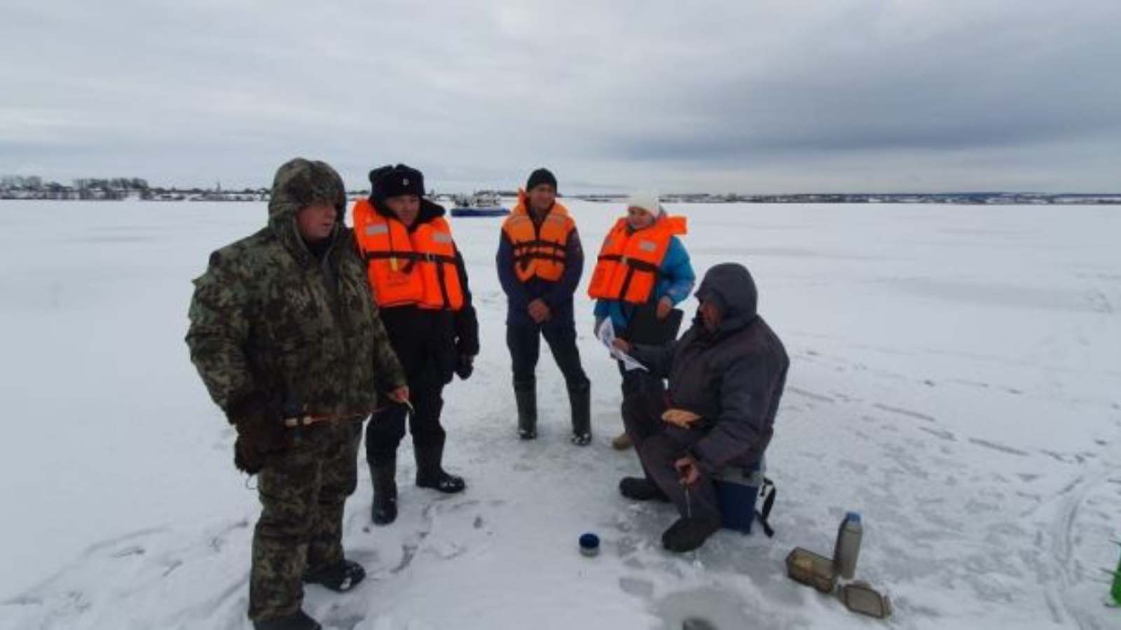 В Мензелинском районе рыбакам разъяснили правила безопасности на льду |  27.11.2023 | Мензелинск - БезФормата