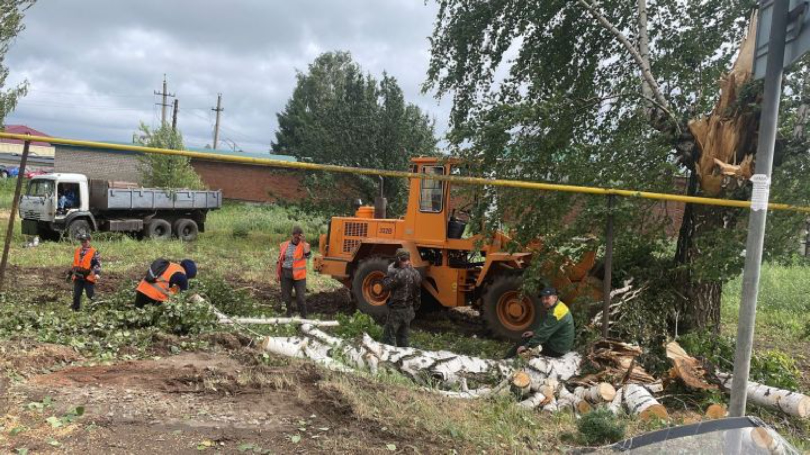 В Агрызе ведутся работы по ликвидации последствий урагана | 12.07.2023 |  Агрыз - БезФормата