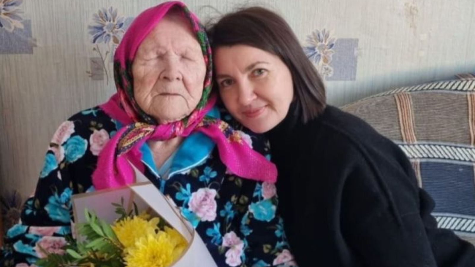 Гульнас Джаметова поздравила с 95-летием Екатерину Пашкину из Агрыза |  07.01.2024 | Агрыз - БезФормата