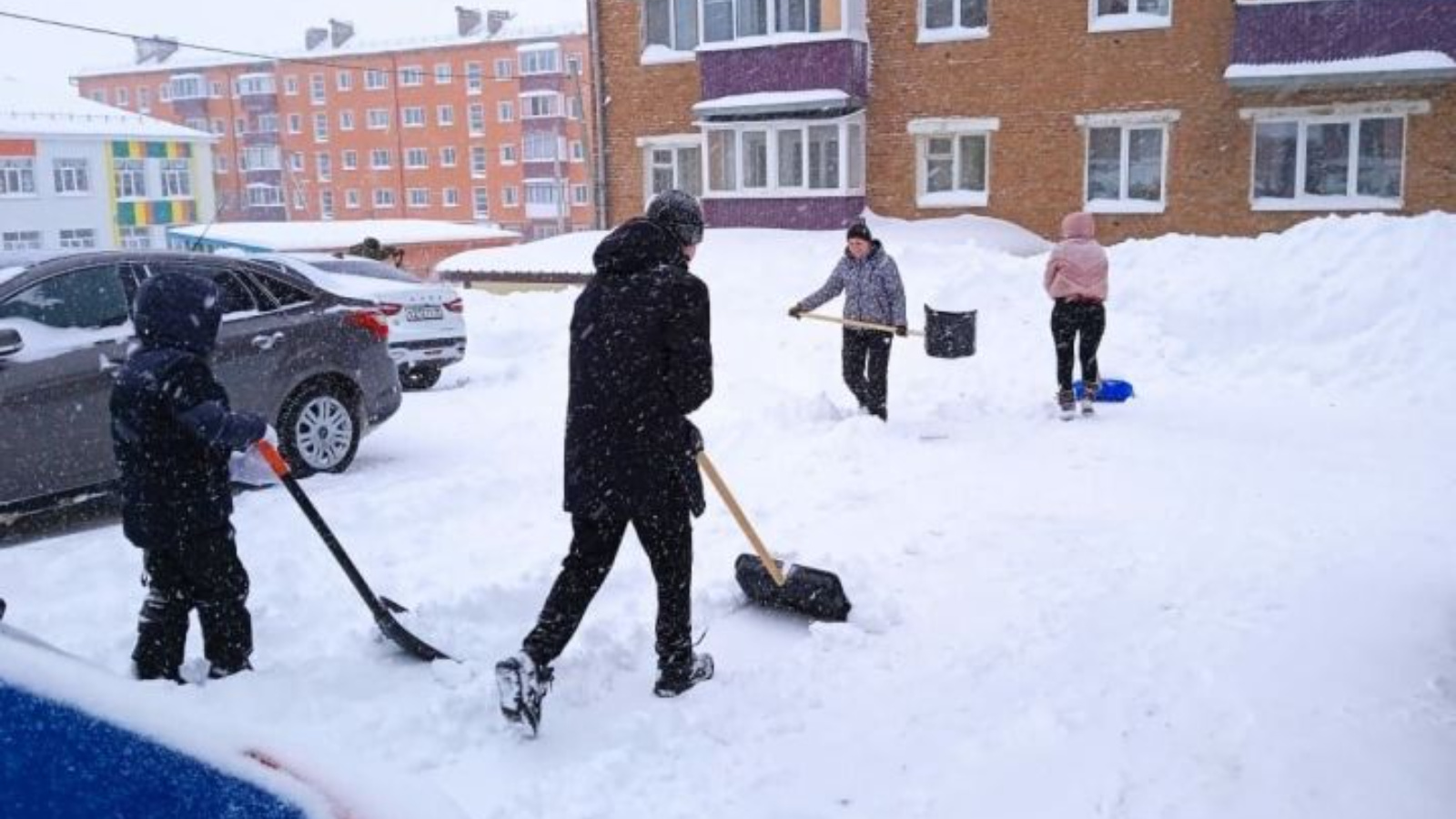 В Агрызе семьи с детьми вышли на субботники по уборке снега | 23.01.2024 |  Агрыз - БезФормата