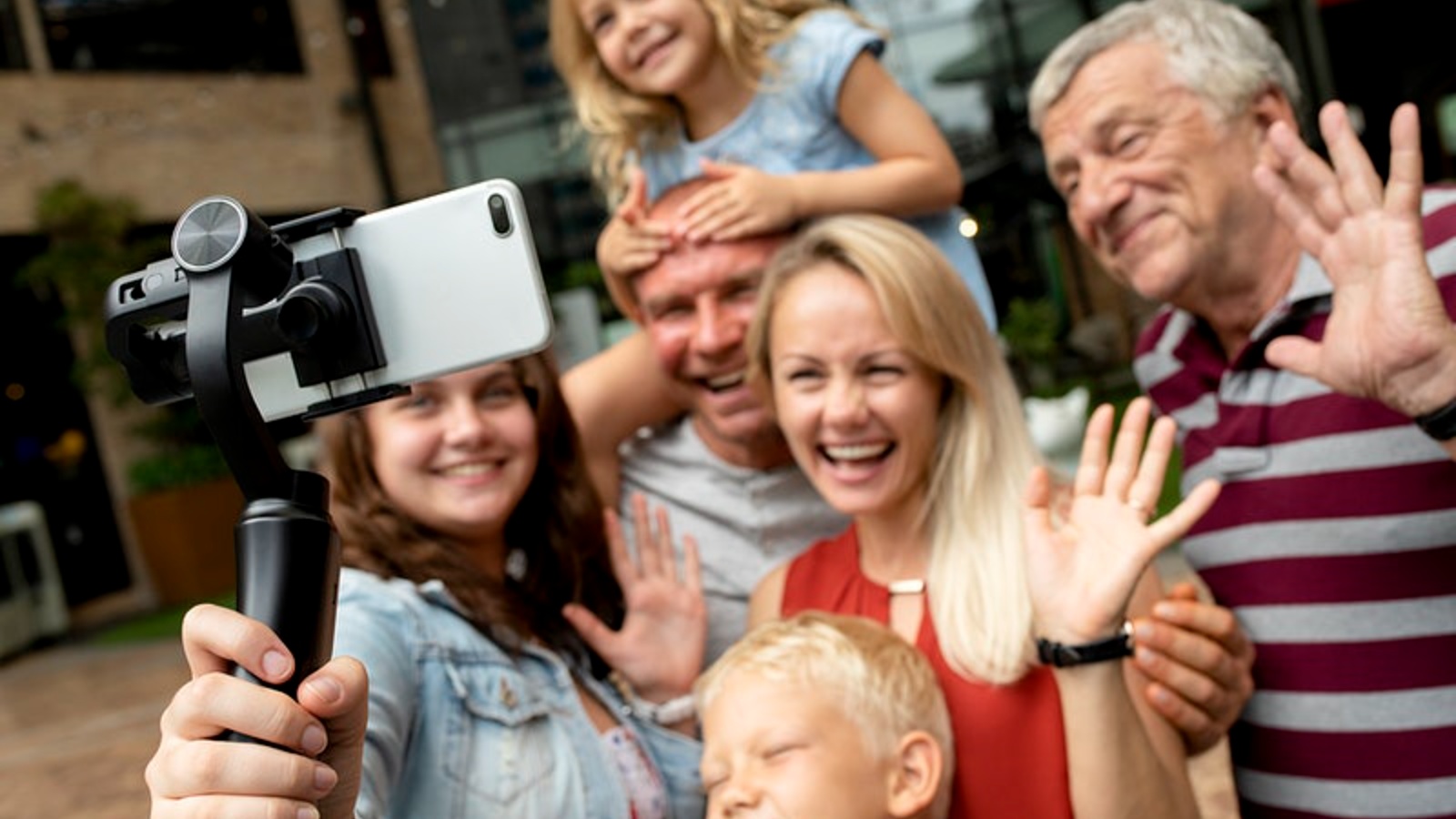 Включи старые видео family. Семейное селфи. Семья селфи. Съемки моя семья. Семейные видеоролики.