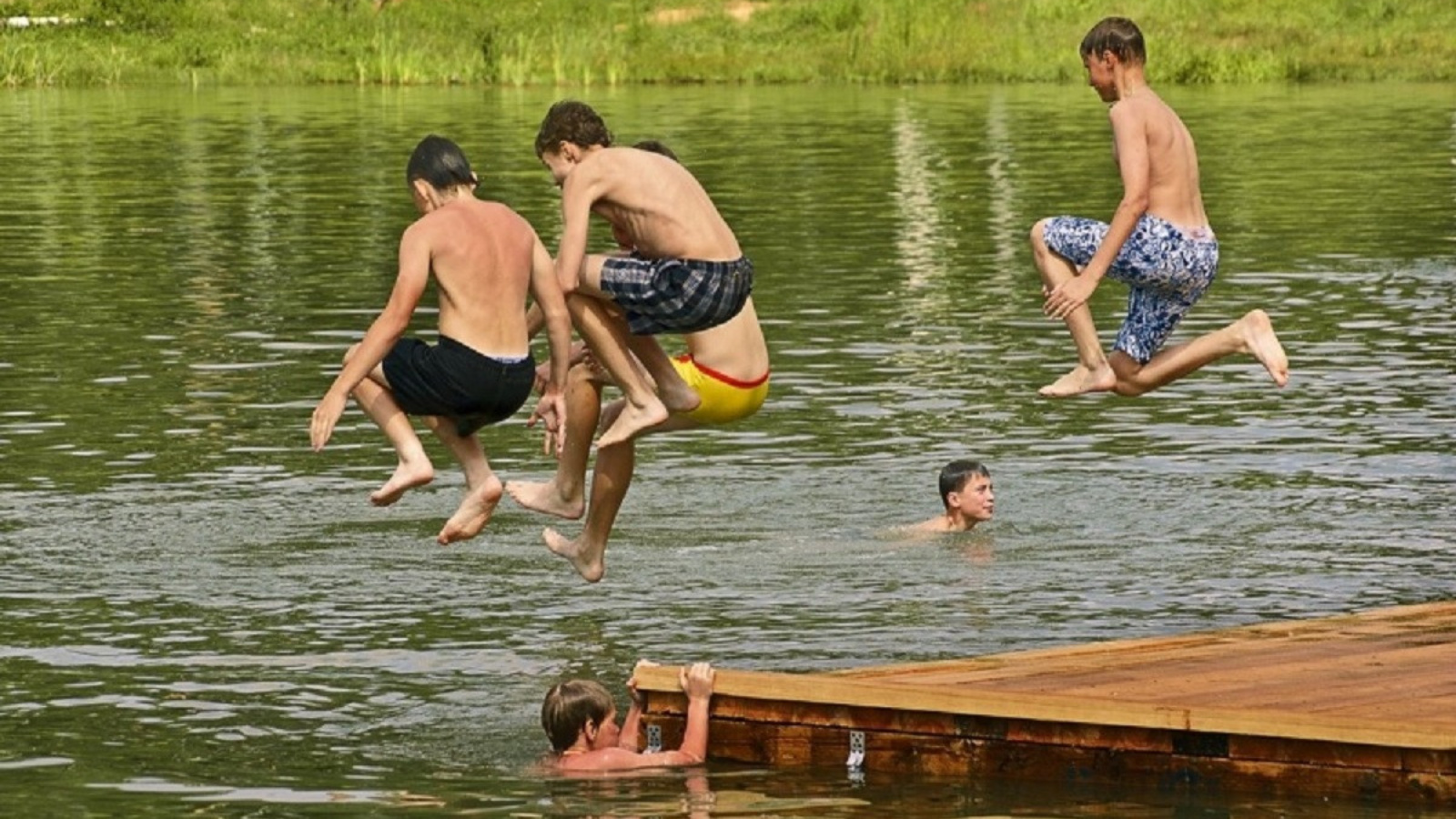 В лагере можно купаться. Купание в водоемах. Купаемся на речке. Летом на речке. Лето купание в реке.