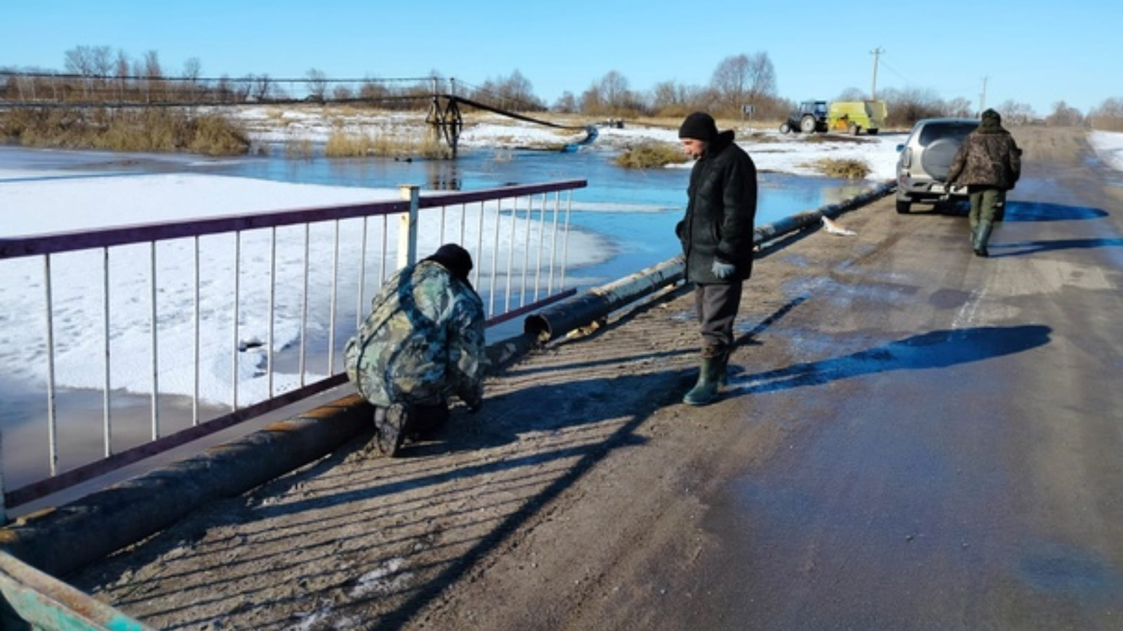 В связи с подъемом уровня воды в реке Шешма, проводится работа по снятию  перил с низководного моста в селе Слобода Архангельская. | 14.03.2023 |  Новошешминск - БезФормата