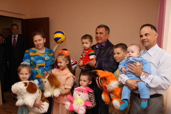 орден многодетным семьям. дети татар информ. награждение многодетных семей. семья татар информ. многодетная семья в елабуге татары фото.