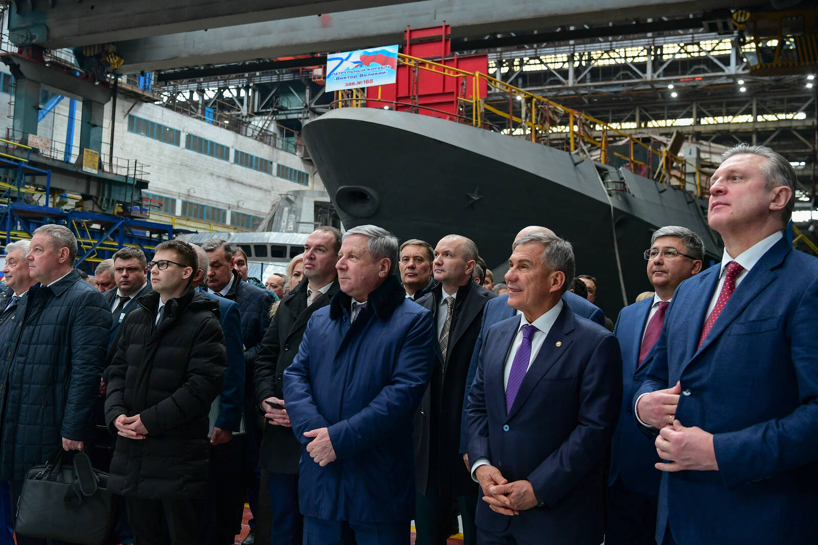 Завод горького. Завод имени Горького Зеленодольск. Судостроительный завод в Зеленодольске. Корабли Зеленодольского судостроительного завода. Минниханов Зеленодольский судостроительный завод.