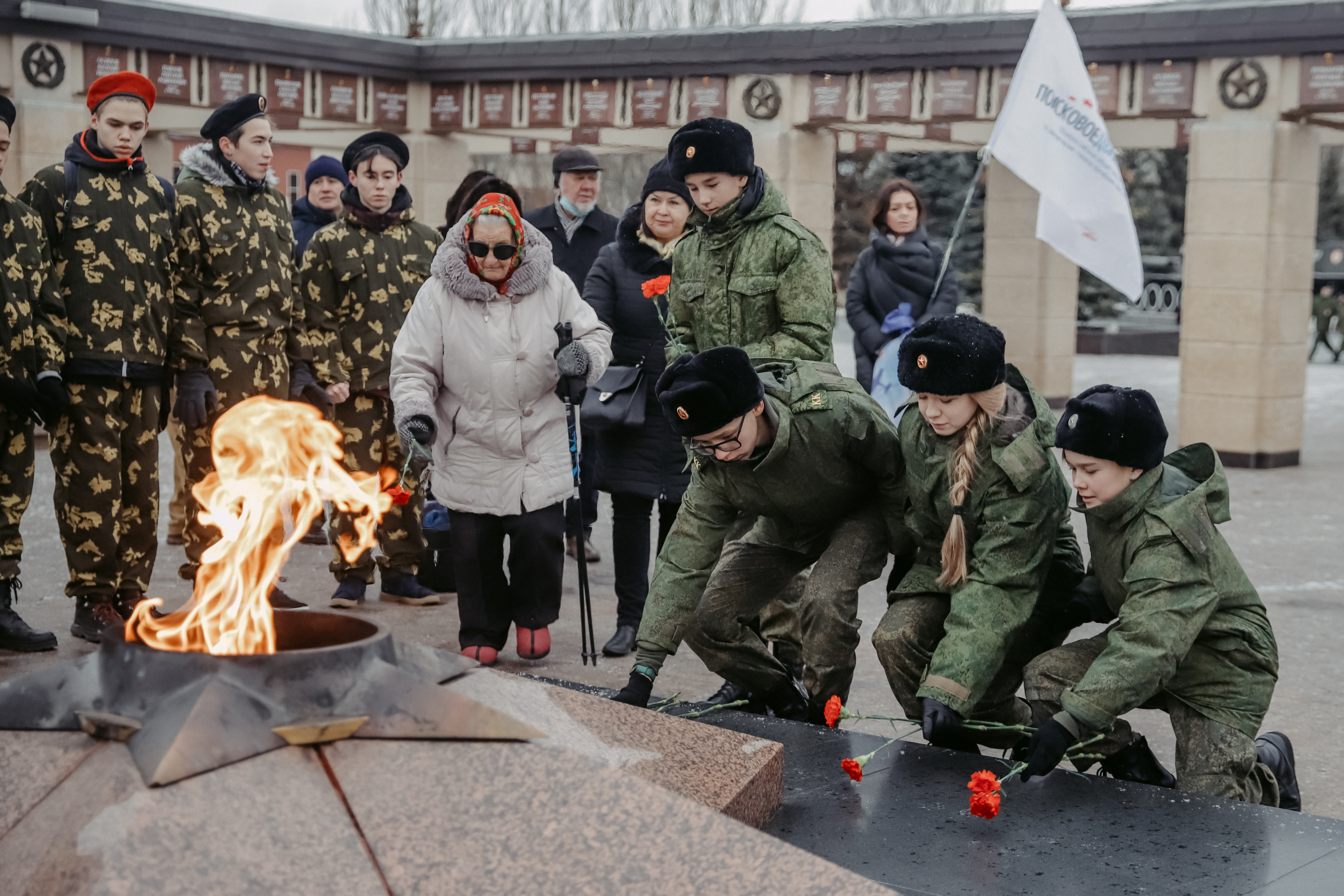 Молодые активисты Казани возложили цветы к Вечному огню в День неизвестного солдата