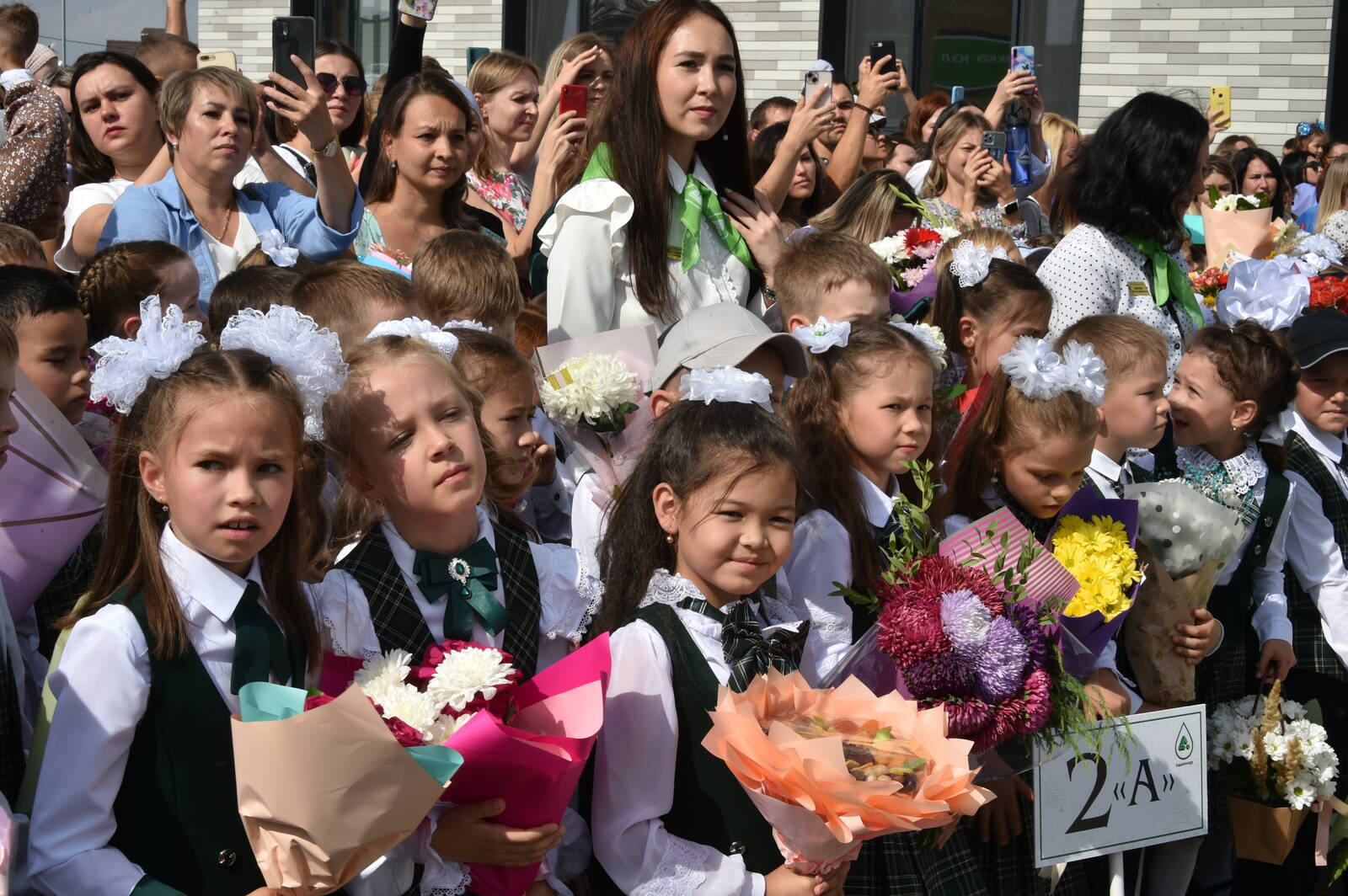 Образование татарстана. Школа Адымнар Альметьевск. Адымнар школа Казань. Интернат Адымнар Казань. День знаний на английском.