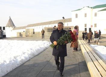 Памятник сыну минниханова в парке горького