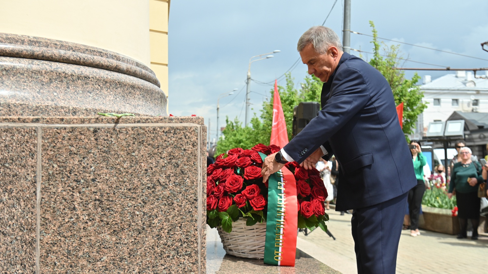Рустам Минниханов и Минтимер Шаймиев возложили цветы к памятнику Пушкина